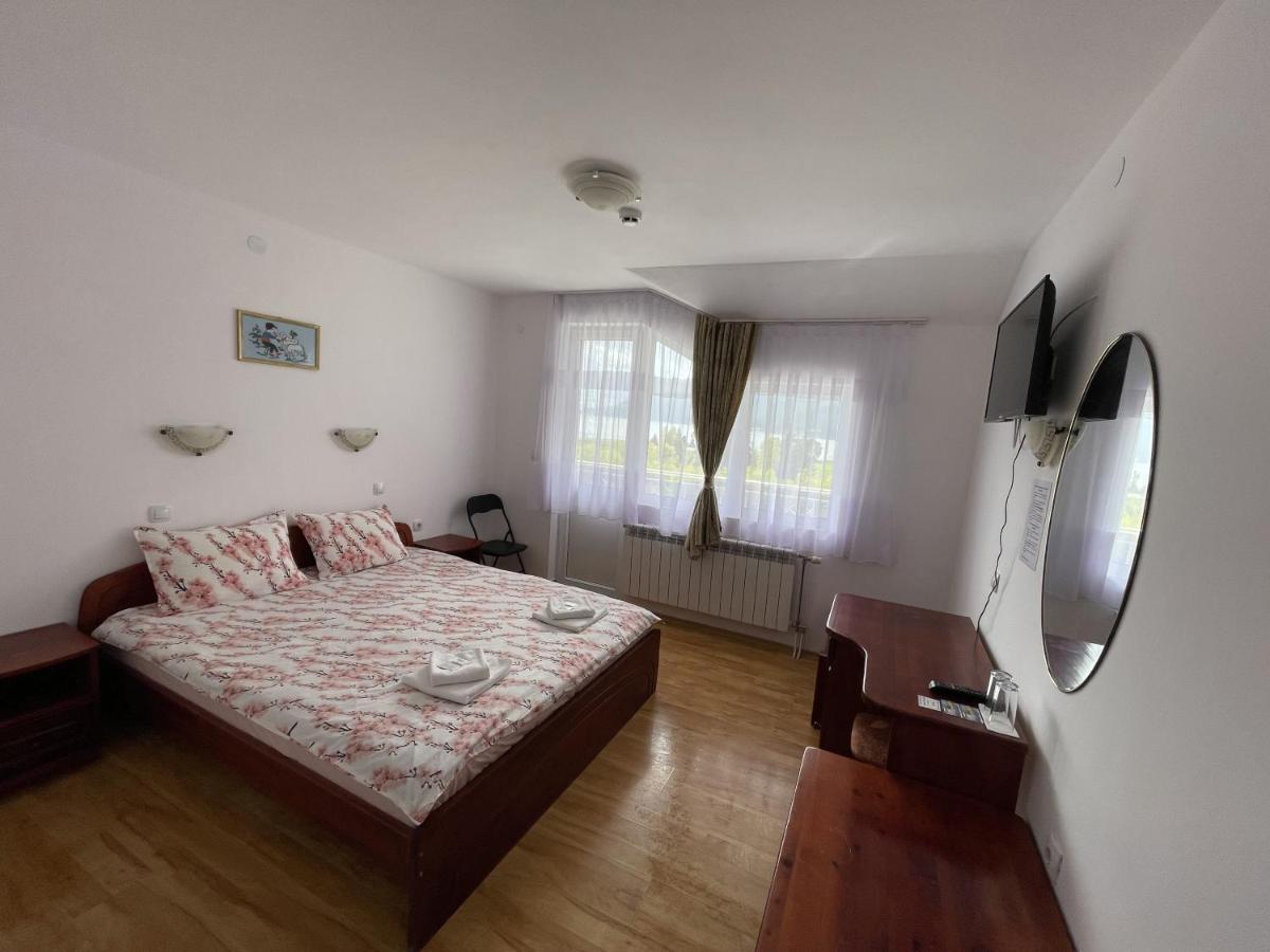 Family Hotel Panorama 서르니차 외부 사진